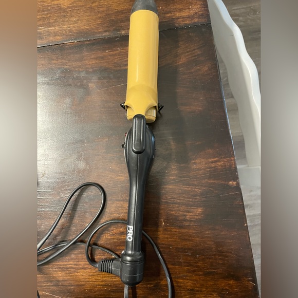 Curling Iron - Picture 1 of 2